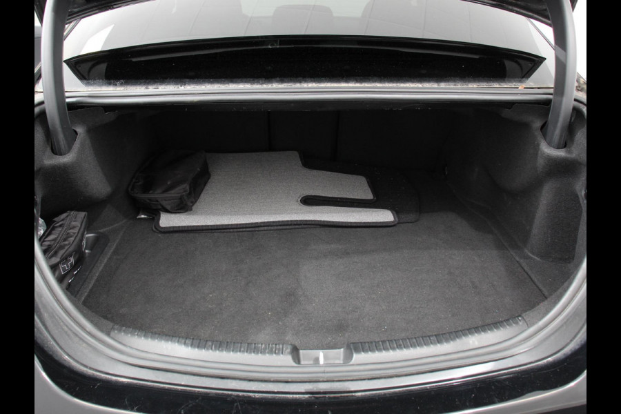 Mercedes-Benz C-Klasse 300e AMG Line sedan Automaat Climate control Adaptieve cruise control Parkeersensoren Achteruitrijcamera Sfeerverlichting Stoelverwarming Keyless LED Navigatie