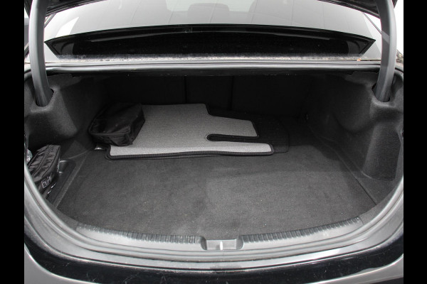 Mercedes-Benz C-Klasse 300e AMG Line sedan Automaat Climate control Adaptieve cruise control Parkeersensoren Achteruitrijcamera Sfeerverlichting Stoelverwarming Keyless LED Navigatie