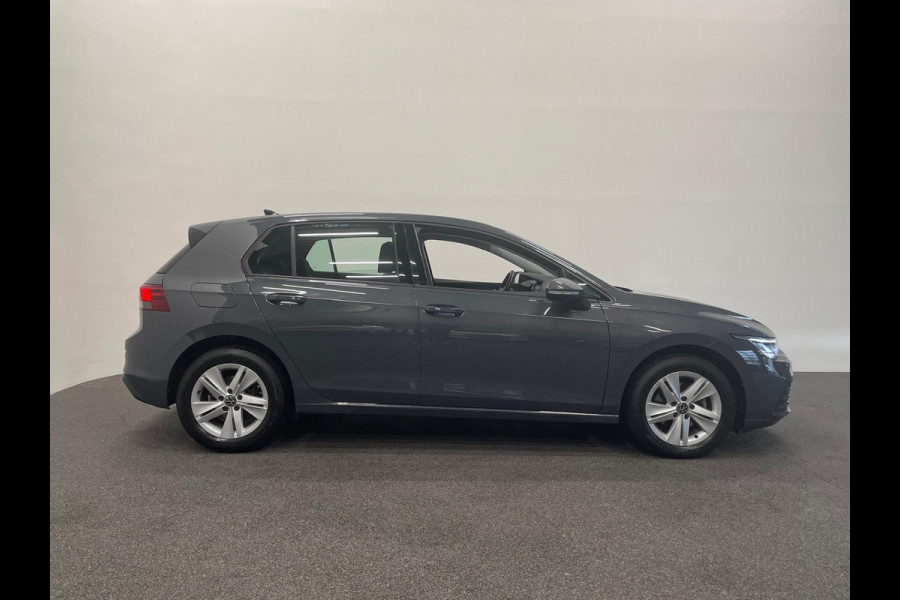 Volkswagen Golf 1.0 eTSI DSG Life Navigatie Apple Carplay/Android Auto Parkeersensoren Adaptieve Cruise Control Sfeerverlichting Virtual Cockpit Climate Control Lichtmetalen velgen