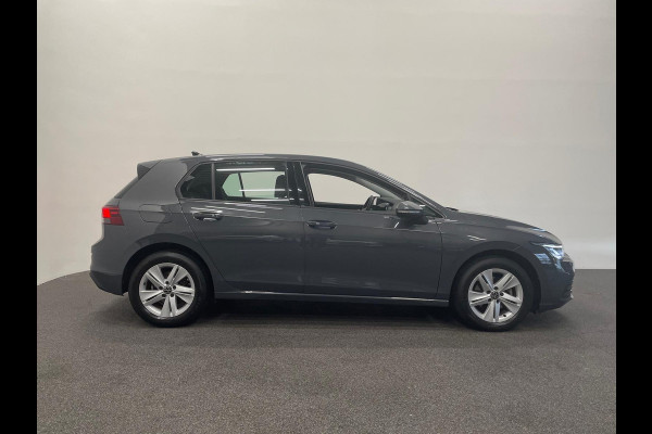Volkswagen Golf 1.0 eTSI DSG Life Navigatie Apple Carplay/Android Auto Parkeersensoren Adaptieve Cruise Control Sfeerverlichting Virtual Cockpit Climate Control Lichtmetalen velgen