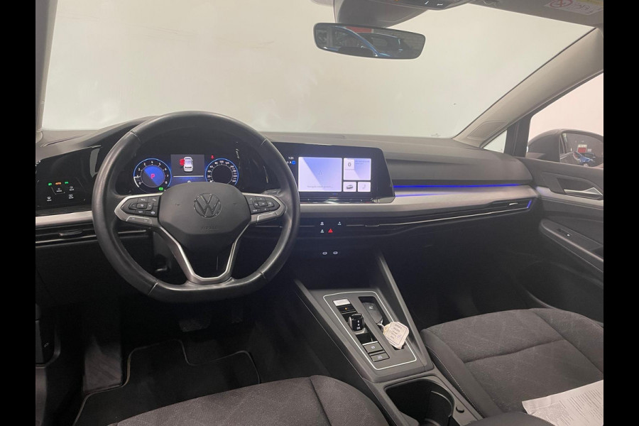 Volkswagen Golf 1.0 eTSI DSG Life Navigatie Apple Carplay/Android Auto Parkeersensoren Adaptieve Cruise Control Sfeerverlichting Virtual Cockpit Climate Control Lichtmetalen velgen