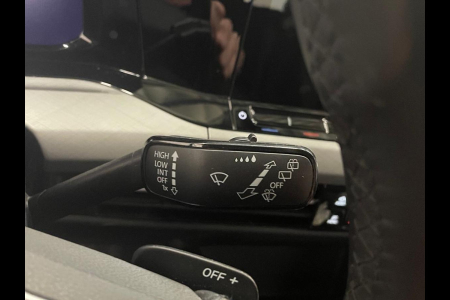 Volkswagen Golf 1.0 eTSI DSG Life Navigatie Apple Carplay/Android Auto Parkeersensoren Adaptieve Cruise Control Sfeerverlichting Virtual Cockpit Climate Control Lichtmetalen velgen