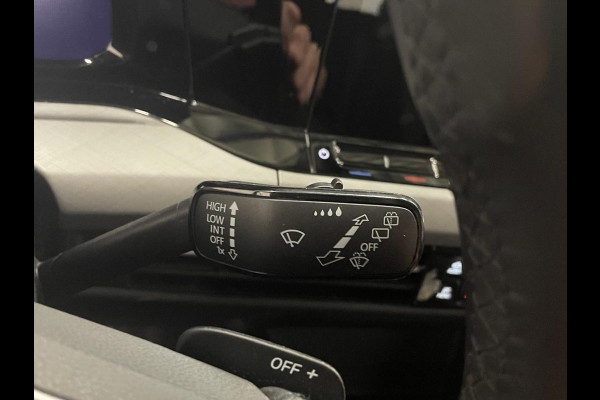 Volkswagen Golf 1.0 eTSI DSG Life Navigatie Apple Carplay/Android Auto Parkeersensoren Adaptieve Cruise Control Sfeerverlichting Virtual Cockpit Climate Control Lichtmetalen velgen