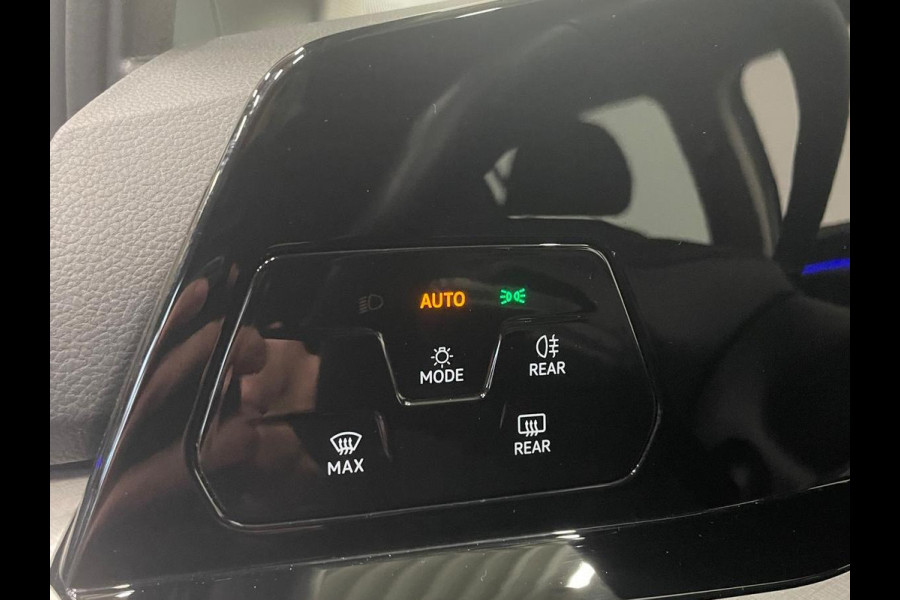 Volkswagen Golf 1.0 eTSI DSG Life Navigatie Apple Carplay/Android Auto Parkeersensoren Adaptieve Cruise Control Sfeerverlichting Virtual Cockpit Climate Control Lichtmetalen velgen