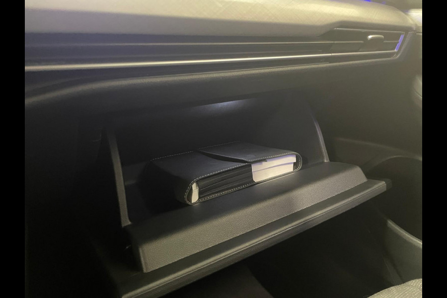 Volkswagen Golf 1.0 eTSI DSG Life Navigatie Apple Carplay/Android Auto Parkeersensoren Adaptieve Cruise Control Sfeerverlichting Virtual Cockpit Climate Control Lichtmetalen velgen