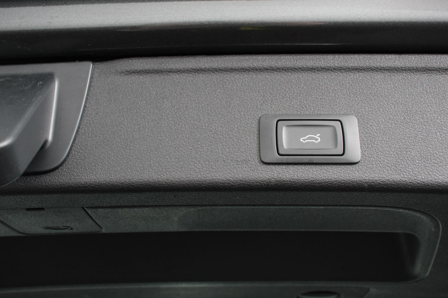 Audi A4 Avant 40 TFSI 204 pk S-tronic S Line Plus Navigatie Adaptive Cruise Control Parkeersensoren Lane Assist Elektrische achterklep Stoelverwarming Ledverlichting Virtual Cockpit Climatronic