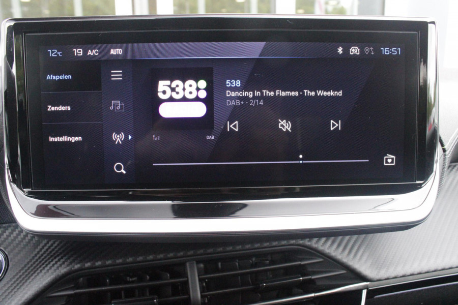 Peugeot 208 1.2 Hybrid 145PK AUTOMAAT GT | NAVIGATIE | DRAADLOZE APPLE CARPLAY/ANDROID AUTO | CAMERA VOOR + ACHTER | FULL LED KOPLAMPEN | LICHTMETALEN VELGEN 17" | DODEHOEK DETECTIE | DRAADLOZE TELEFOONLADER | KEYLESS ENTRY/START | DAB+ RADIO | ADAPTIVE CRUISE CONTROL |