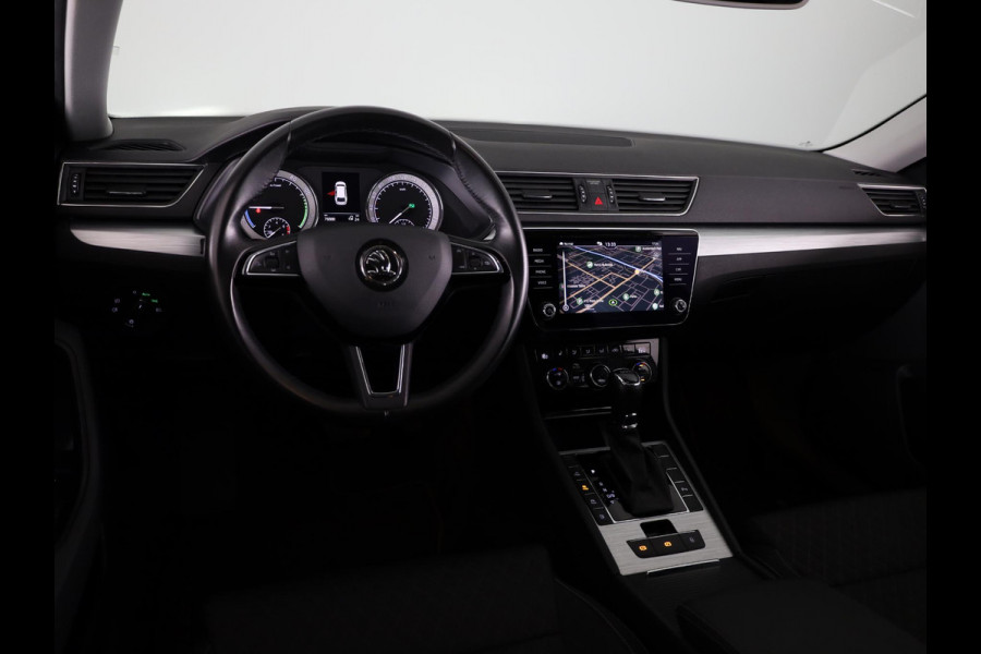 Škoda Superb Combi 1.4 TSI iV Business Edition 218PK PHEV | Navigatie | Parkeersensoren | Stoelverwarming | Keyless entry |