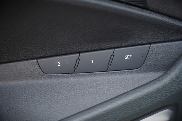 Audi e-tron e-tron 50 quattro Launch edition plus 71 kWh S-Line | Panoramadak | Bang & Olufsen | Head-Up Display | Stoelverwarming | Ambiance Verlichting | Adaptive Cruise Control | Memory Seat | Camera | SOH 87,89%