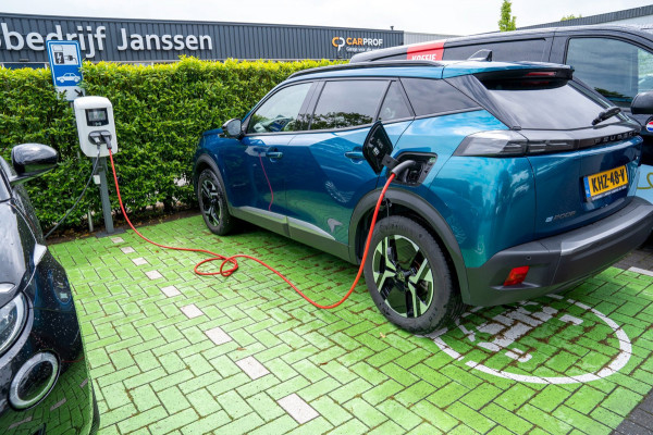Peugeot e-2008 EV Allure Avantage 54 kWh|Prijs rijklaar incl 12 mnd garantie|Clima Cruise Carplay Privacy glass