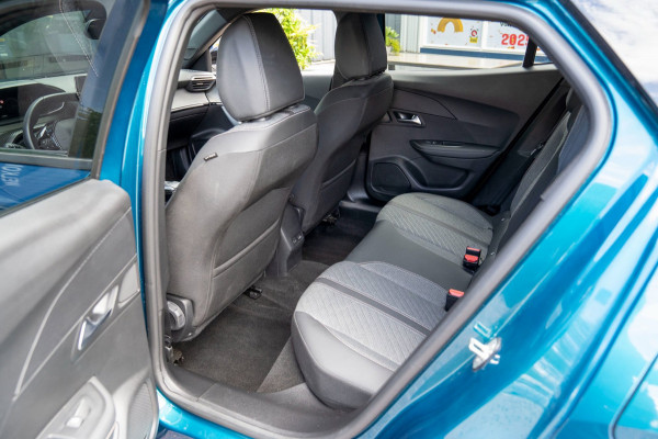 Peugeot e-2008 EV Allure Avantage 54 kWh|Prijs rijklaar incl 12 mnd garantie|Clima Cruise Carplay Privacy glass