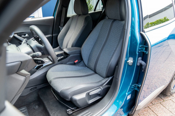 Peugeot e-2008 EV Allure Avantage 54 kWh|Prijs rijklaar incl 12 mnd garantie|Clima Cruise Carplay Privacy glass