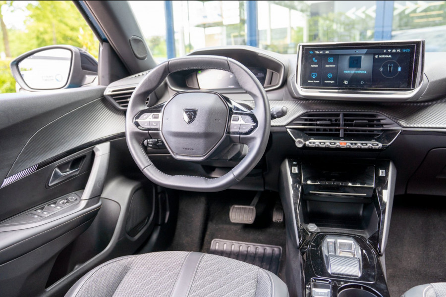 Peugeot e-2008 EV Allure Avantage 54 kWh|Prijs rijklaar incl 12 mnd garantie|Clima Cruise Carplay Privacy glass