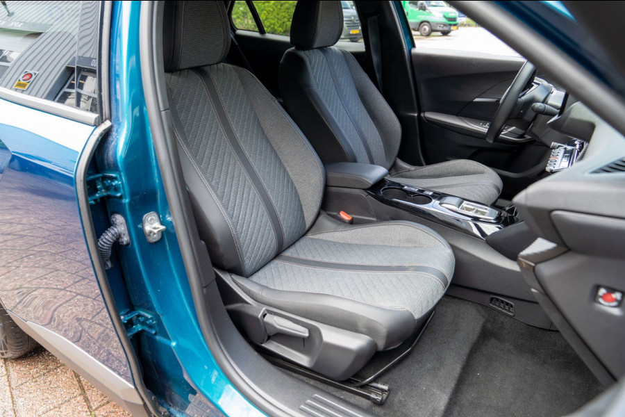 Peugeot e-2008 EV Allure Avantage 54 kWh|Prijs rijklaar incl 12 mnd garantie|Clima Cruise Carplay Privacy glass