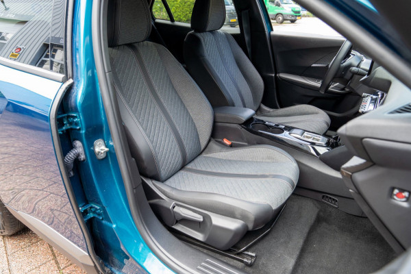 Peugeot e-2008 EV Allure Avantage 54 kWh|Prijs rijklaar incl 12 mnd garantie|Clima Cruise Carplay Privacy glass