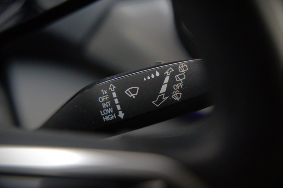 Volkswagen ID.4 First 77 kWh | Stoelverwarming | Stuurverwarming | Trekhaak | Adaptive Cruise Control | Navigatie | Apple Carplay | Keyless | Camera | Parkersensoren | SOH 93,12%
