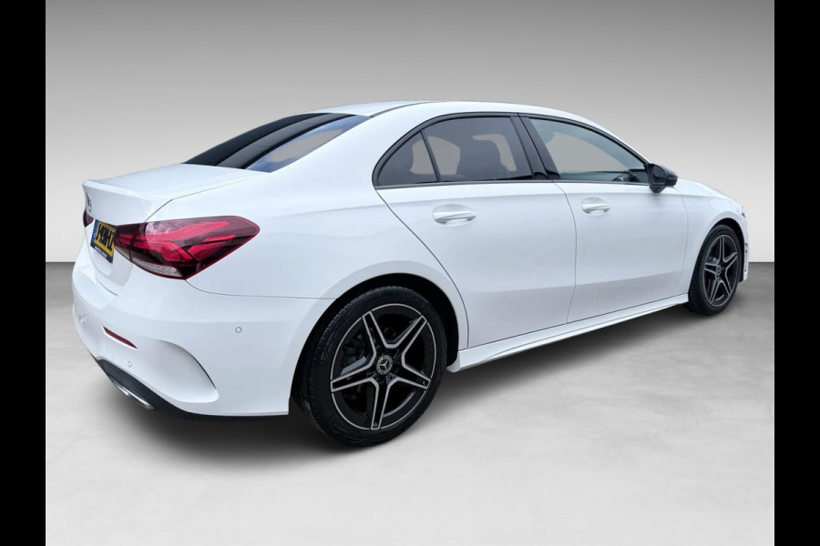 Mercedes-Benz A-Klasse 180 Business Solution AMG NAVI/V-COCKPIT/CAM/DAB/LED/CARPLAY/ECC/PDC///