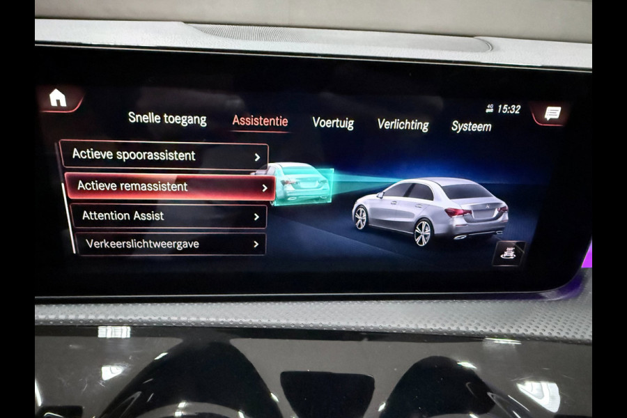 Mercedes-Benz A-Klasse 180 Business Solution AMG NAVI/V-COCKPIT/CAM/DAB/LED/CARPLAY/ECC/PDC///