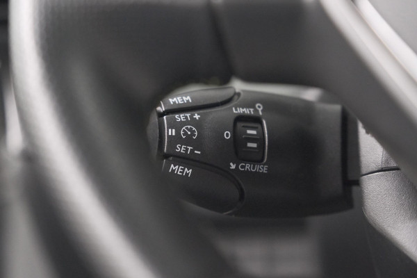 Peugeot e-2008 EV GT Avantage 54 kWh | 96.8% SOH | 11 KW Lader | 360 Camera | Panoramadak | Dodehoekdetectie