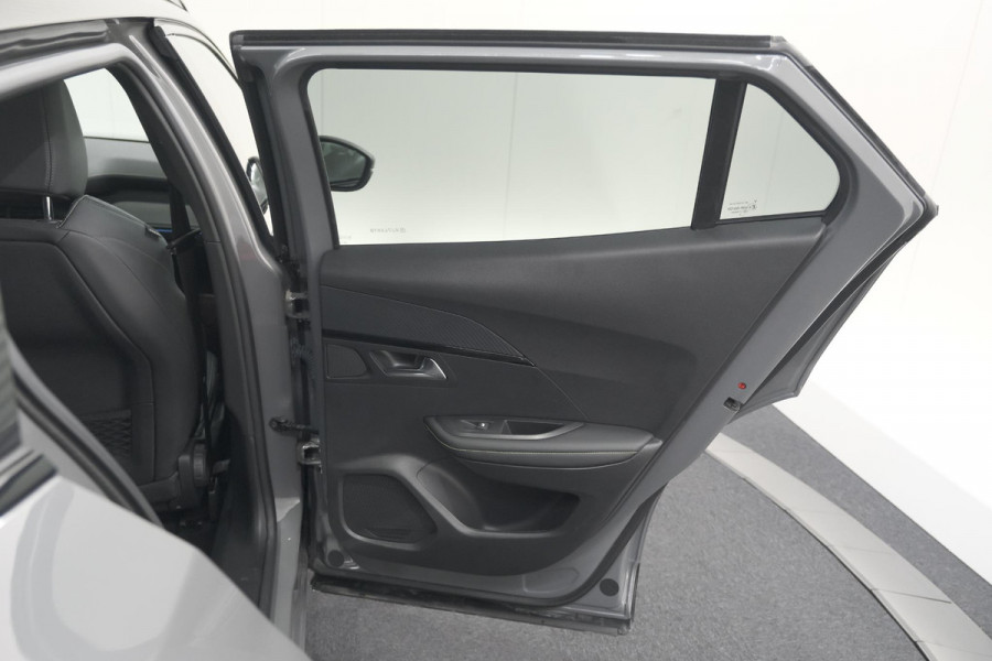 Peugeot e-2008 EV GT Avantage 54 kWh | 96.8% SOH | 11 KW Lader | 360 Camera | Panoramadak | Dodehoekdetectie