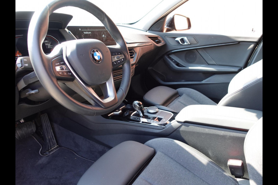 BMW 1-serie 118i Introduction Edition Automaat Navigatie  Virtual Cockpit  Parkeersensoren  Ledverlichting  HiFi audio  Cruise Control  Climate Control  Getinte ramen