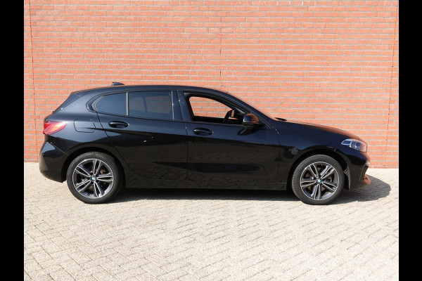 BMW 1-serie 118i Introduction Edition Automaat Navigatie  Virtual Cockpit  Parkeersensoren  Ledverlichting  HiFi audio  Cruise Control  Climate Control  Getinte ramen