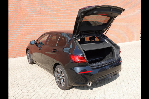BMW 1-serie 118i Introduction Edition Automaat Navigatie  Virtual Cockpit  Parkeersensoren  Ledverlichting  HiFi audio  Cruise Control  Climate Control  Getinte ramen