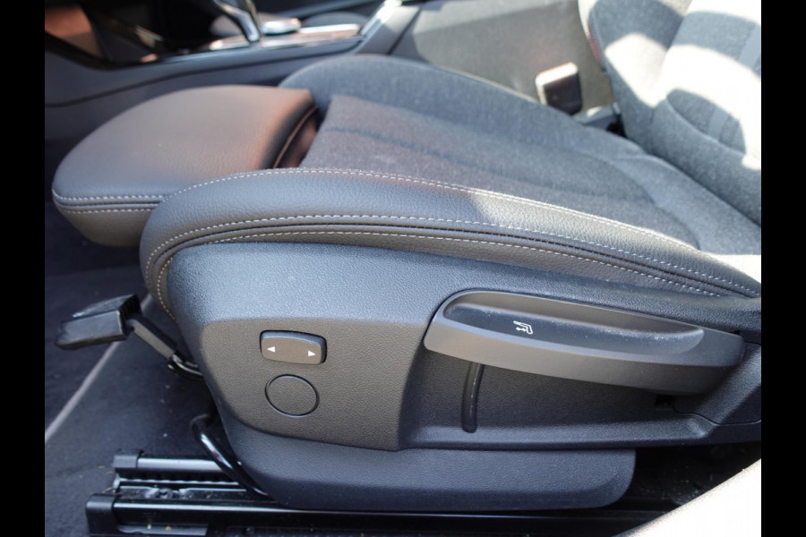 BMW 1-serie 118i Introduction Edition Automaat Navigatie  Virtual Cockpit  Parkeersensoren  Ledverlichting  HiFi audio  Cruise Control  Climate Control  Getinte ramen