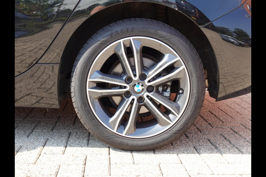 BMW 1-serie 118i Introduction Edition Automaat Navigatie  Virtual Cockpit  Parkeersensoren  Ledverlichting  HiFi audio  Cruise Control  Climate Control  Getinte ramen