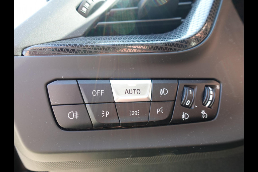 BMW 1-serie 118i Introduction Edition Automaat Navigatie  Virtual Cockpit  Parkeersensoren  Ledverlichting  HiFi audio  Cruise Control  Climate Control  Getinte ramen