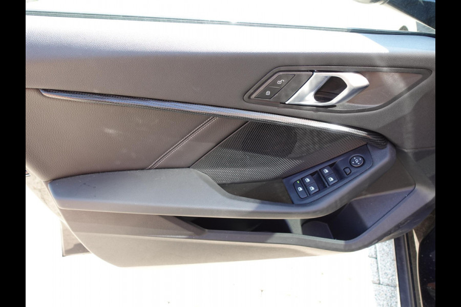 BMW 1-serie 118i Introduction Edition Automaat Navigatie  Virtual Cockpit  Parkeersensoren  Ledverlichting  HiFi audio  Cruise Control  Climate Control  Getinte ramen