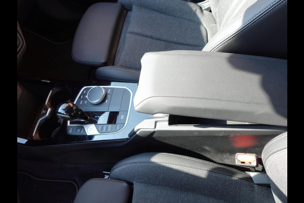 BMW 1-serie 118i Introduction Edition Automaat Navigatie  Virtual Cockpit  Parkeersensoren  Ledverlichting  HiFi audio  Cruise Control  Climate Control  Getinte ramen