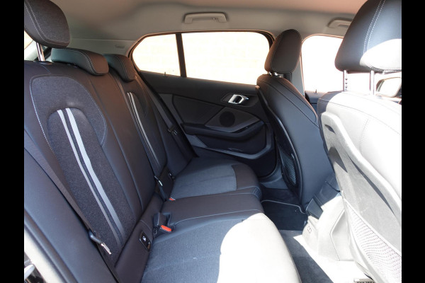 BMW 1-serie 118i Introduction Edition Automaat Navigatie  Virtual Cockpit  Parkeersensoren  Ledverlichting  HiFi audio  Cruise Control  Climate Control  Getinte ramen
