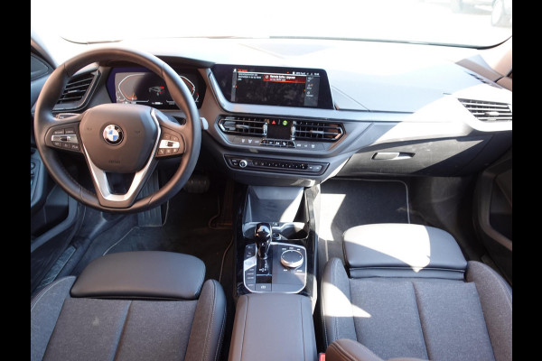 BMW 1-serie 118i Introduction Edition Automaat Navigatie  Virtual Cockpit  Parkeersensoren  Ledverlichting  HiFi audio  Cruise Control  Climate Control  Getinte ramen
