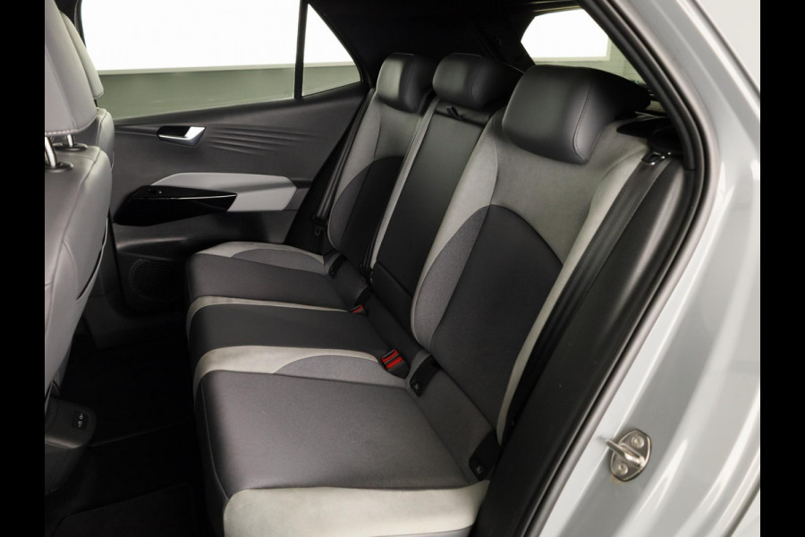 Volkswagen ID.3 First Plus 58 kWh 204PK | Navigatie | Parkeercamera | 19"LM velgen |