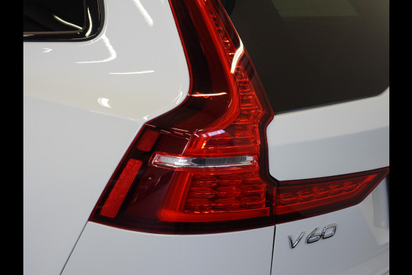 Volvo V60 2.0 T6 Recharge AWD R-Design Panoramadak Navigatie Apple Carplay/Android Auto Camera Parkeersensoren Stoel- en stuurverwarming Cruise Control Blind Spot Assist Virtual Cockpit Climate Control