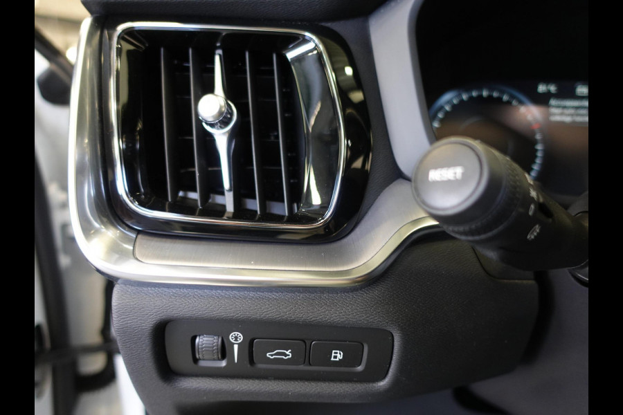 Volvo V60 2.0 T6 Recharge AWD R-Design Panoramadak Navigatie Apple Carplay/Android Auto Camera Parkeersensoren Stoel- en stuurverwarming Cruise Control Blind Spot Assist Virtual Cockpit Climate Control