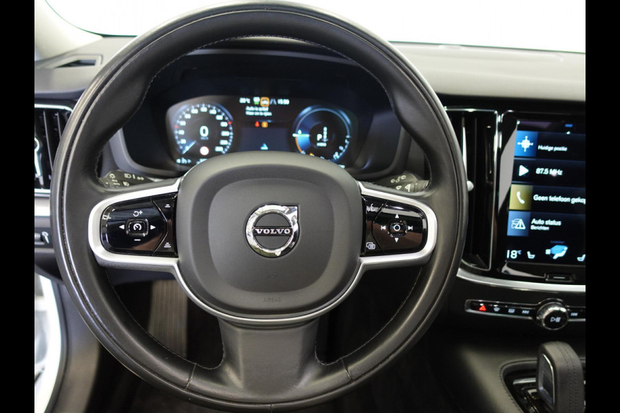 Volvo V60 2.0 T6 Recharge AWD R-Design Panoramadak Navigatie Apple Carplay/Android Auto Camera Parkeersensoren Stoel- en stuurverwarming Cruise Control Blind Spot Assist Virtual Cockpit Climate Control