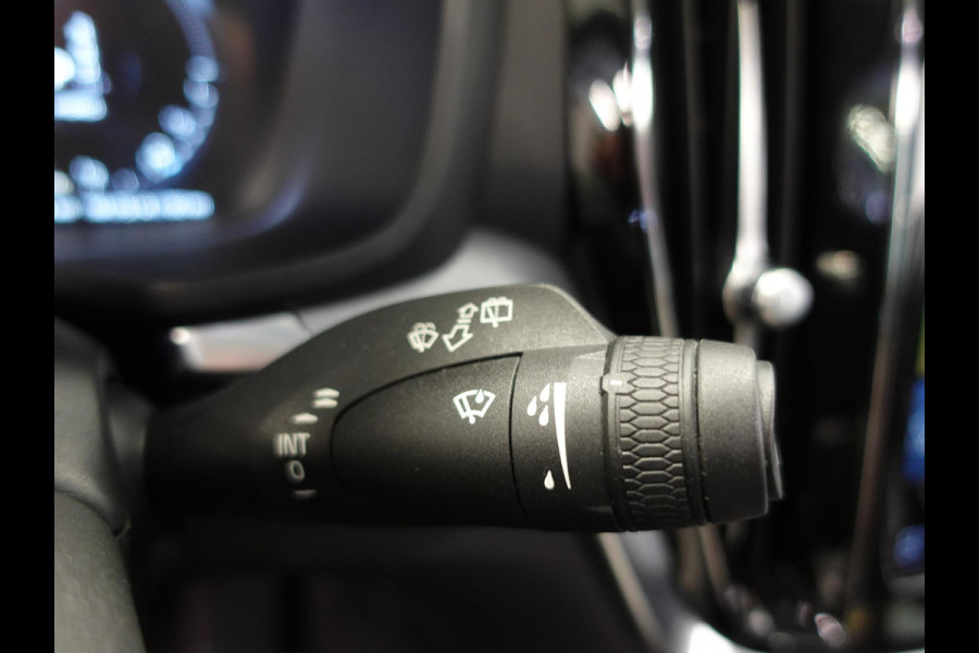 Volvo V60 2.0 T6 Recharge AWD R-Design Panoramadak Navigatie Apple Carplay/Android Auto Camera Parkeersensoren Stoel- en stuurverwarming Cruise Control Blind Spot Assist Virtual Cockpit Climate Control