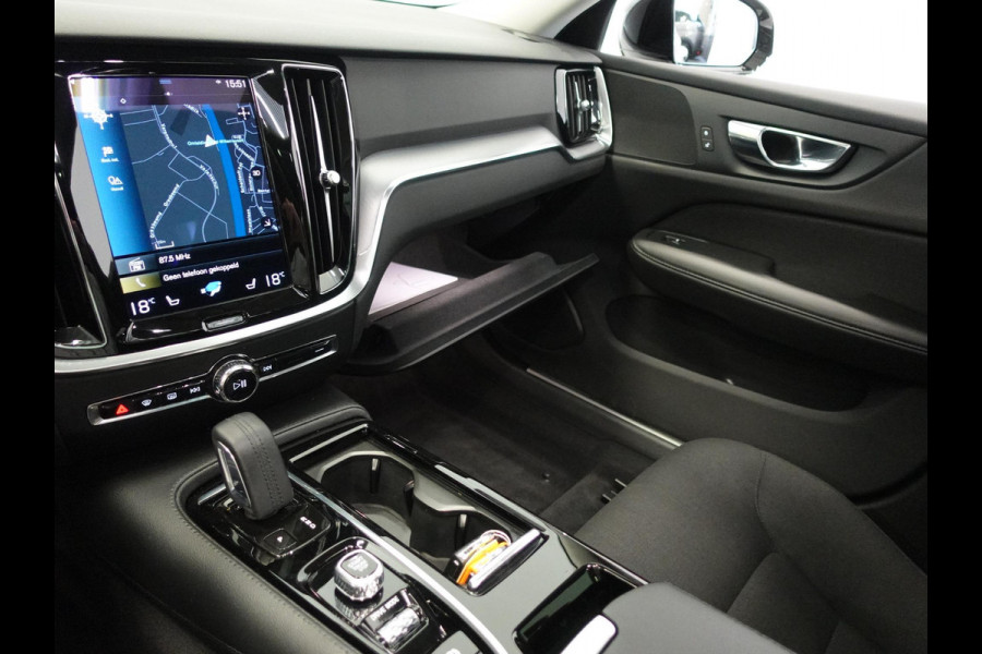 Volvo V60 2.0 T6 Recharge AWD R-Design Panoramadak Navigatie Apple Carplay/Android Auto Camera Parkeersensoren Stoel- en stuurverwarming Cruise Control Blind Spot Assist Virtual Cockpit Climate Control