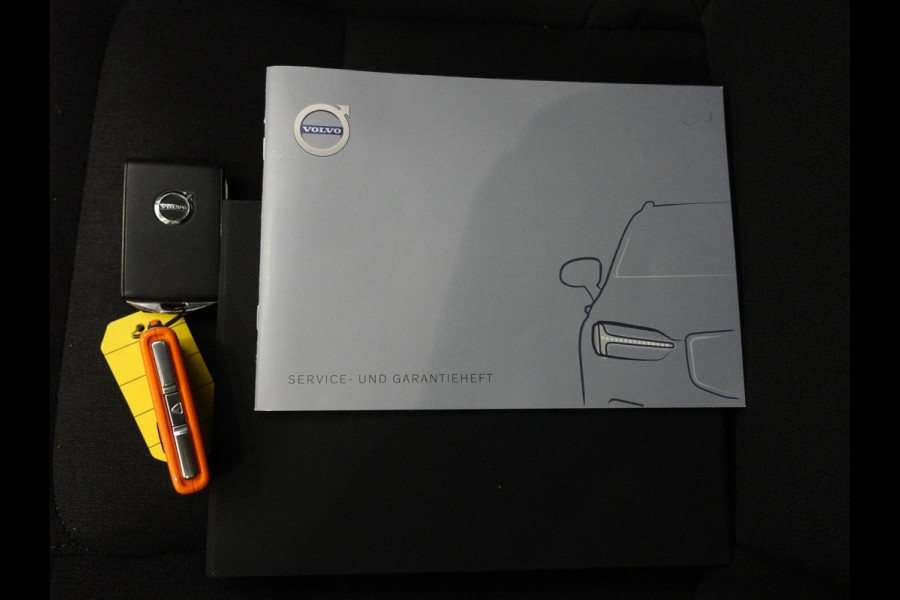 Volvo V60 2.0 T6 Recharge AWD R-Design Panoramadak Navigatie Apple Carplay/Android Auto Camera Parkeersensoren Stoel- en stuurverwarming Cruise Control Blind Spot Assist Virtual Cockpit Climate Control