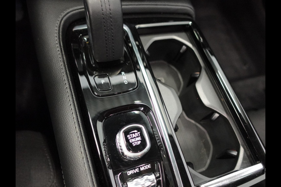 Volvo V60 2.0 T6 Recharge AWD R-Design Panoramadak Navigatie Apple Carplay/Android Auto Camera Parkeersensoren Stoel- en stuurverwarming Cruise Control Blind Spot Assist Virtual Cockpit Climate Control