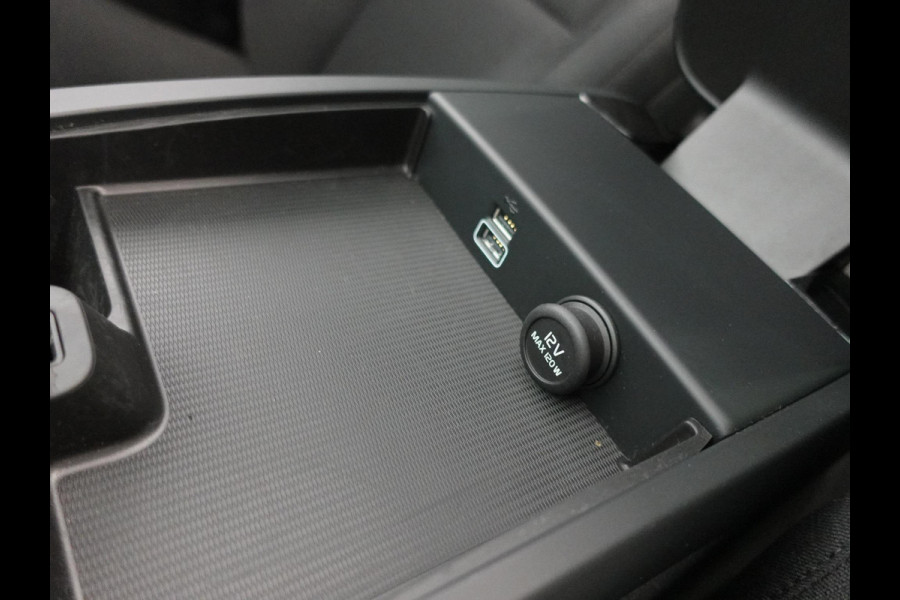 Volvo V60 2.0 T6 Recharge AWD R-Design Panoramadak Navigatie Apple Carplay/Android Auto Camera Parkeersensoren Stoel- en stuurverwarming Cruise Control Blind Spot Assist Virtual Cockpit Climate Control