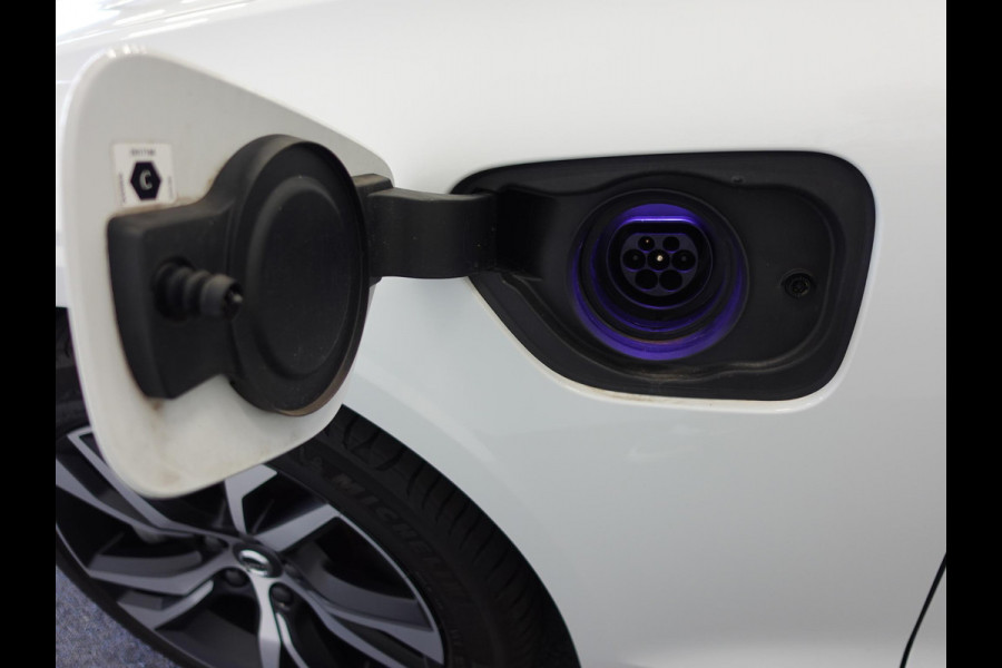 Volvo V60 2.0 T6 Recharge AWD R-Design Panoramadak Navigatie Apple Carplay/Android Auto Camera Parkeersensoren Stoel- en stuurverwarming Cruise Control Blind Spot Assist Virtual Cockpit Climate Control