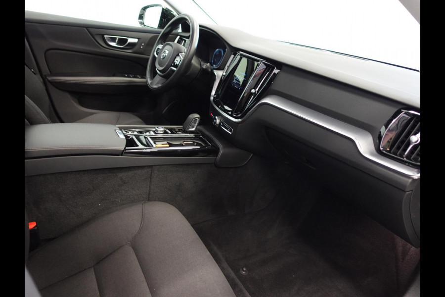 Volvo V60 2.0 T6 Recharge AWD R-Design Panoramadak Navigatie Apple Carplay/Android Auto Camera Parkeersensoren Stoel- en stuurverwarming Cruise Control Blind Spot Assist Virtual Cockpit Climate Control