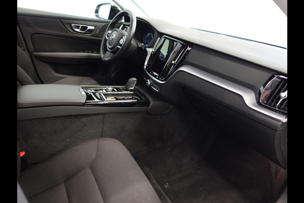 Volvo V60 2.0 T6 Recharge AWD R-Design Panoramadak Navigatie Apple Carplay/Android Auto Camera Parkeersensoren Stoel- en stuurverwarming Cruise Control Blind Spot Assist Virtual Cockpit Climate Control