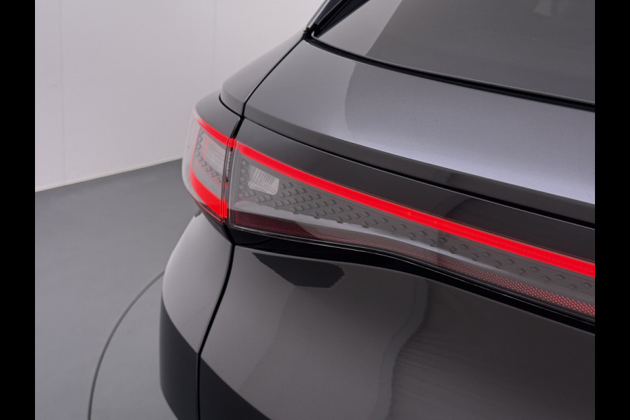 Volkswagen ID.4 First 82kWh SOH 93% Warmtepomp Trekhaak Camera Adap.Cruise Apple Carplay Android Auto Stuur+Stoelverwarming Navi Ecc Pdc Lmv 20" Led Wifi Voorruitverwarming DAB Isofix Verkeersbord detectie 1.000KG Trekgewicht 1e Eigenaar Dealeronderhouden