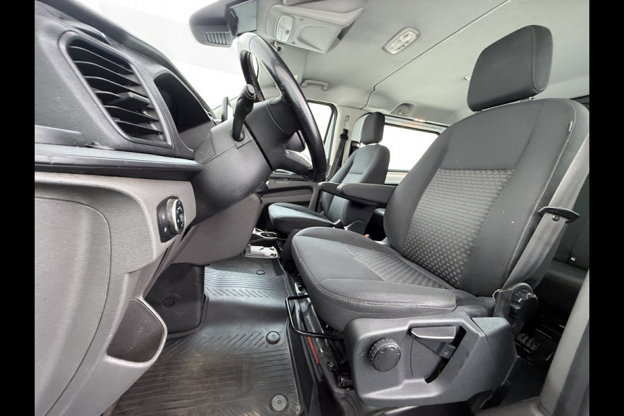 Ford Transit Custom 300 2.0TDCI 130PK Dubbele Cabine L2H1 Trekhaak Navi Camera Airco Cruise Control Pdc Trend DC Schuifdeur Betonplex Vloer Wandbetimmering Bott Inbouwkast Lane Assist 2.800KG Trekgewicht 1e Eigenaar