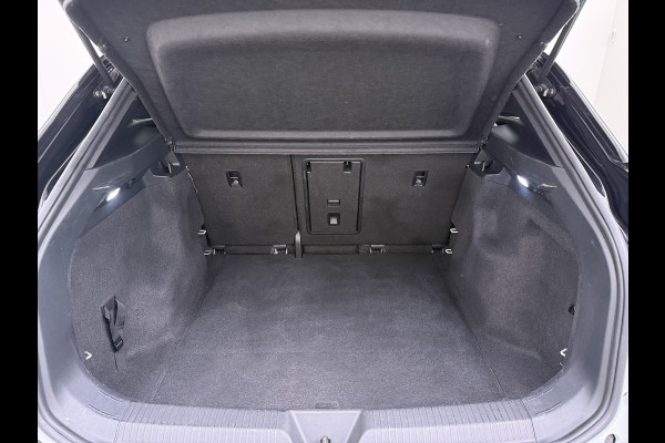 Volkswagen ID.4 First 82kWh SOH 90% Warmtepomp Trekhaak Camera Adap.Cruise Apple Carplay Android Auto Stuur+Stoelverwarming Navi Ecc Pdc Lmv 20" Led Wifi Voorruitverwarming DAB Isofix Verkeersbord detectie 1.000KG Trekgewicht 1e Eigenaar Dealeronderhouden