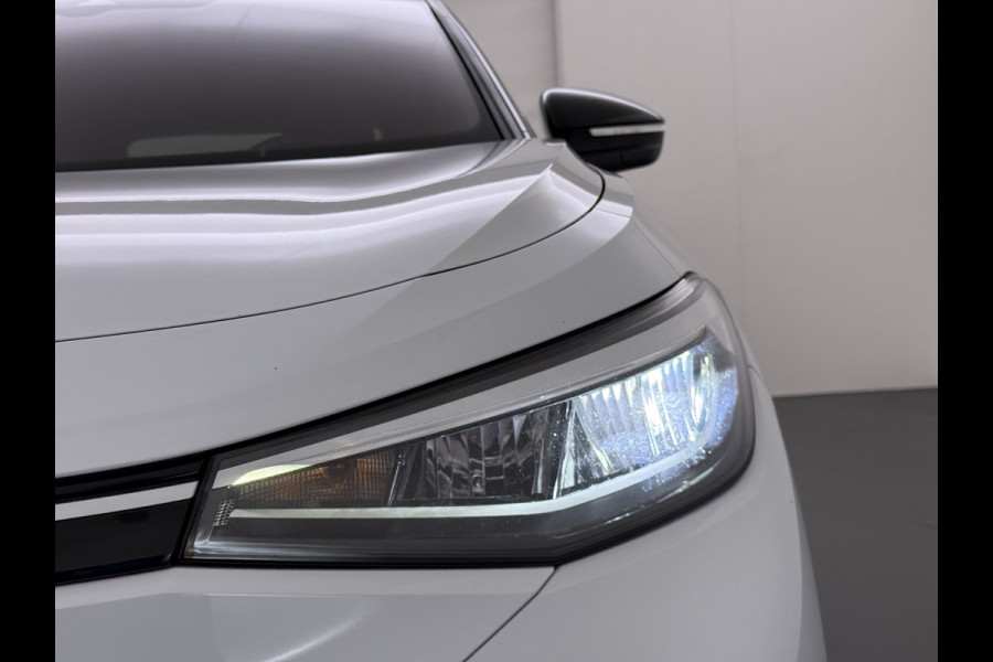 Volkswagen ID.4 First 82kWh SOH 90% Warmtepomp Trekhaak Camera Adap.Cruise Apple Carplay Android Auto Stuur+Stoelverwarming Navi Ecc Pdc Lmv 20" Led Wifi Voorruitverwarming DAB Isofix Verkeersbord detectie 1.000KG Trekgewicht 1e Eigenaar Dealeronderhouden